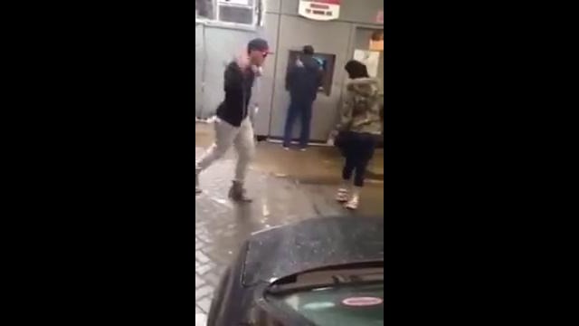 Танец возле банкомата