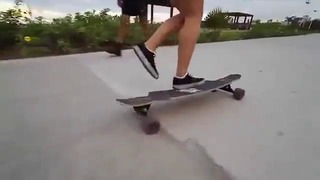 Девушка клево катается на скейте