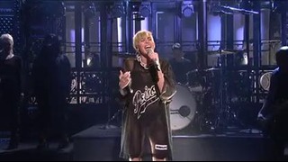 Miley Cyrus – Wrecking Ball (Live On SNL)