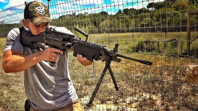 Пулемет M249 SAW пилит доску / Разрушительное ранчо / Перевод Zёбры