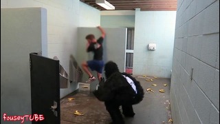 Fousey tube – escaped gorilla bathroom prank! (горилла)