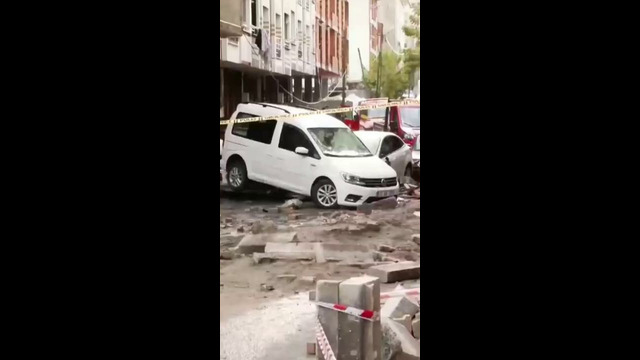 Наводнение в Стамбуле! Затопленные дома и плавающие авто! Последствия стихии