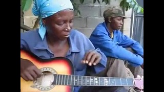 Негритянка играет на гитаре