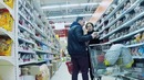 Подкидываю продукты. молодой человек