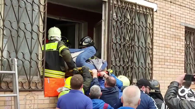 300 – килограммового москвича, которому стало плохо, спасатели доставали через окно
