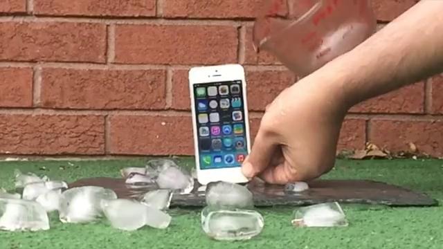 IPhone 5S Принял Вызов Samsung Galaxy S5 В Ice Bucket Challenge