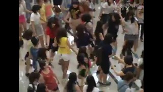 Wonder Girls попали в центр толпы во время собственного флешмоба