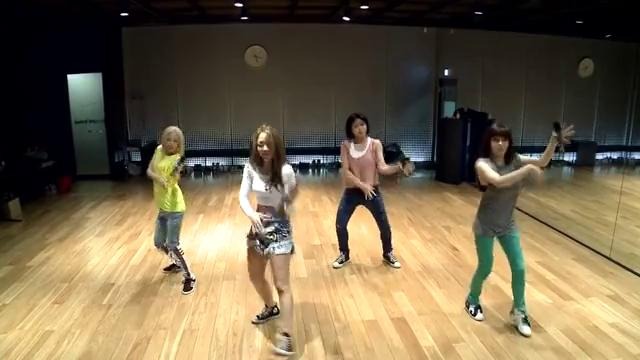 2NE1 – Falling in love (Dance practice)