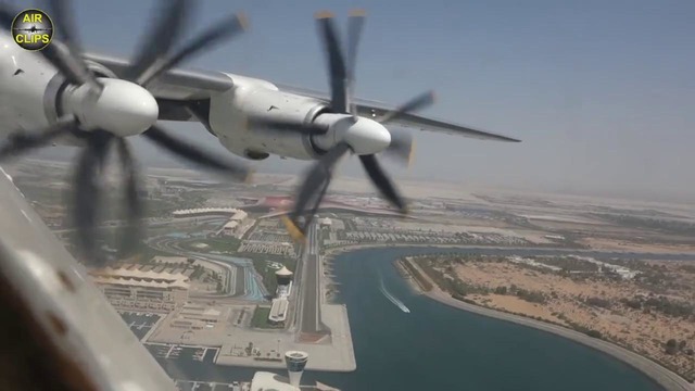 Красивый вид Абу Даби с иллюминатора идущего на посадку Ан-22