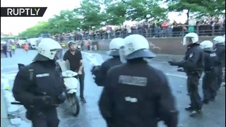 В Гамбурге храбрый доставщик пиццы попытался прорвать полицейскую блокаду