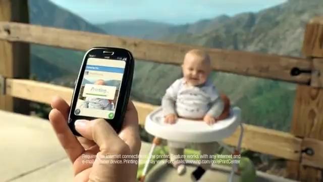 Малыш в ходунках промчался сквозь рекламу HP