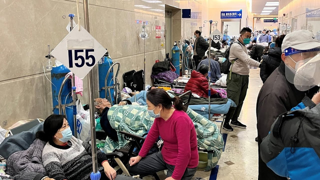 Шанхайские больницы переполнены пациентами с COVID