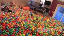 Крутой розыгрыш с пластиковыми шариками