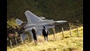 Мастерство пилотирования пилота F-15 в ущелье на низкой высоте