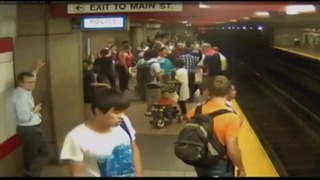 Бедная женщина упала на рельсы метро