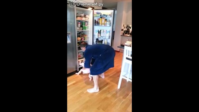Двойняшки атакуют холодильник