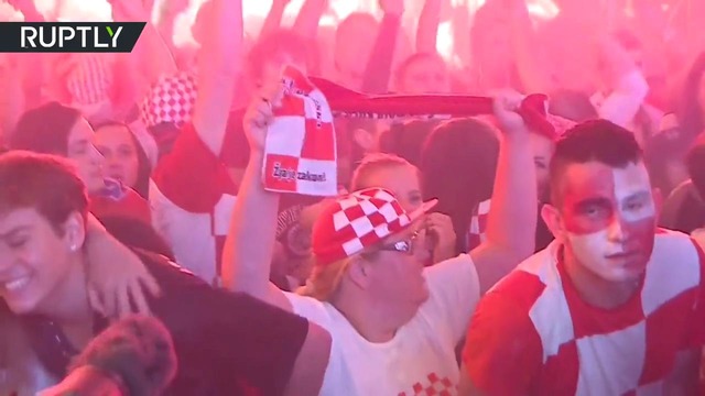 С огоньком: болельщики в центре Загреба после победного гола сборной Хорватии