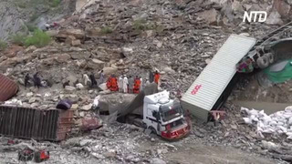 Оползень завалил грузовики в Пакистане, есть жертвы