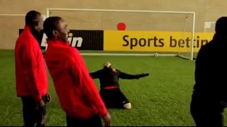Manchester uniteds Blindfolded Goal Challenge Chicha vs Rooney vs Welbek