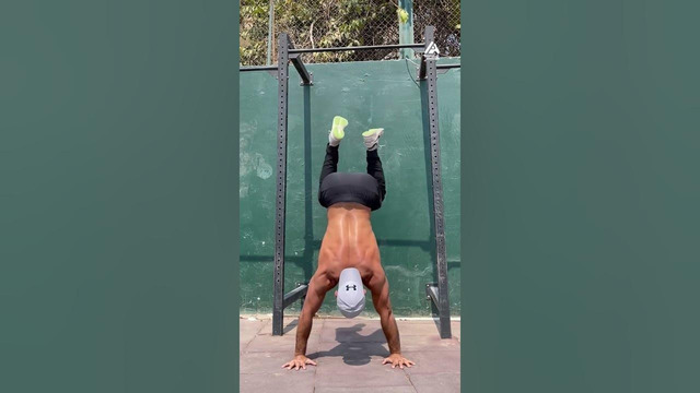 Guy Shows Amazing Calisthenics Skills While Doing Rigorous Workout