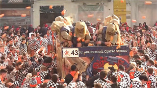 Тонны апельсинов пустили в бой во время карнавала в Италии