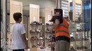 Слепой мальчик просит разменять 5 долларов, но держит в руках 50