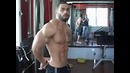 Лазар Ангелов в тренажёрном зале качает руки