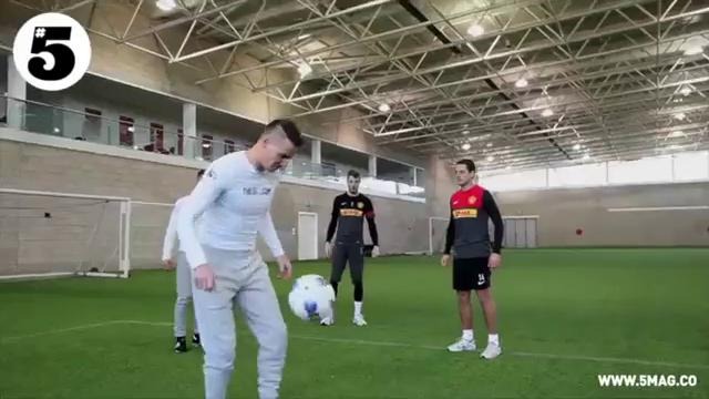 HERNANDEZ v DE GEA – 1v1 Challenge – #5 Players Lounge