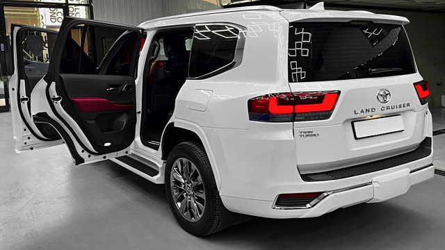 Toyota Land Cruiser VXR – Sound, Exterior and Interior Details