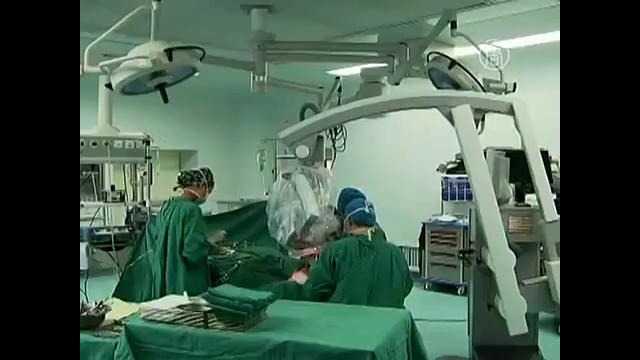 Китайские врачи спасли руку пациента, пришив ее к ноге