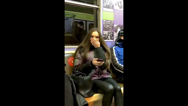 Поднял настроение и познакомился с грустной девушкой в метро #shorts