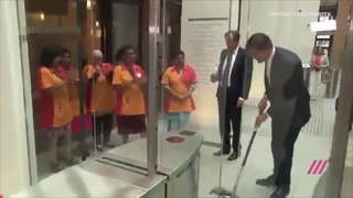 Премьер Нидерландов помыл пол в парламенте после того, как пролил на него кофе