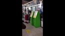 Мужик забирает выигрыш