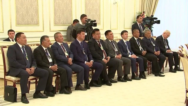 По приглашению Шавката Мирзиёева А. Атамбаев прибыл государственным визитом в Ташкент