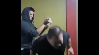 Испанский "мастер" боевых искусств показывает технику самообороны