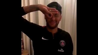 Neymar исполняет челендж деле