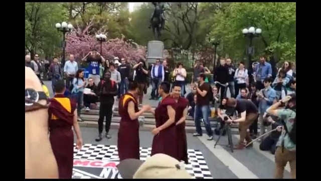 В Нью-Йорке буддисты станцевали брейк в честь основателя Beastie Boys