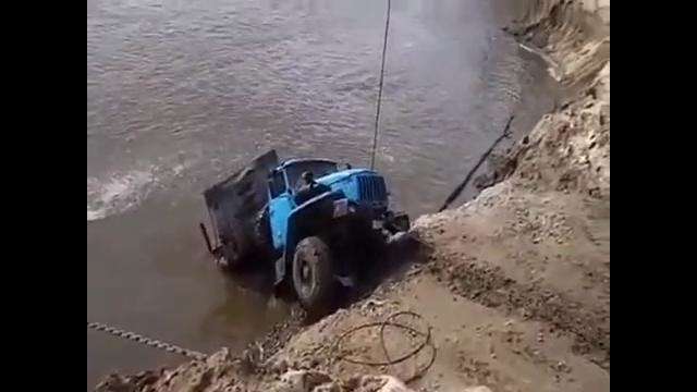 Урал’ с трубами утонул на переправе в Иртыше + спасение