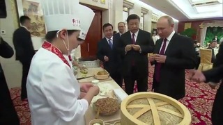 Путин приготовил и попробовал в Китае местную еду