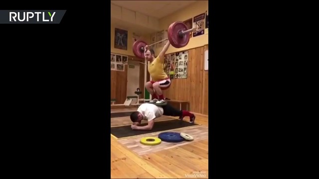 Обычная тренировка русских тяжелоатлетов