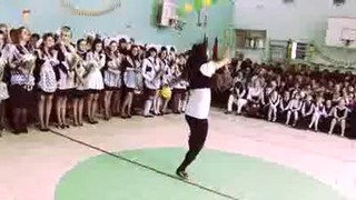 Школьница Танцует на Выпускном