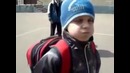 Мальчик разговаривает с закрытым ртом