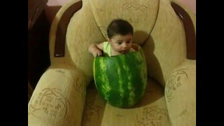 Ребёнок сидит в арбузе и ест его