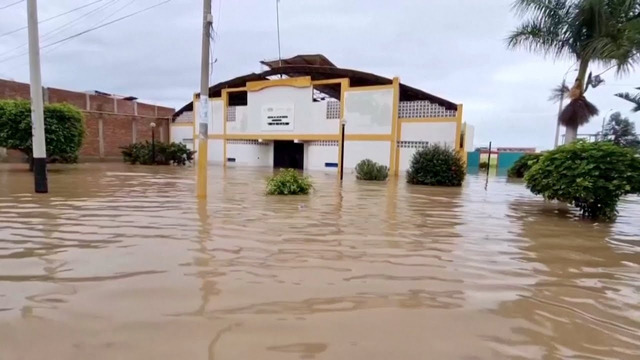 Красный уровень тревоги из-за циклона «Яку» объявили в Лиме