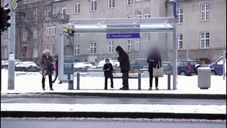 В Норвегии зимой на остановке оставили мальчика без куртки и засняли реакцию