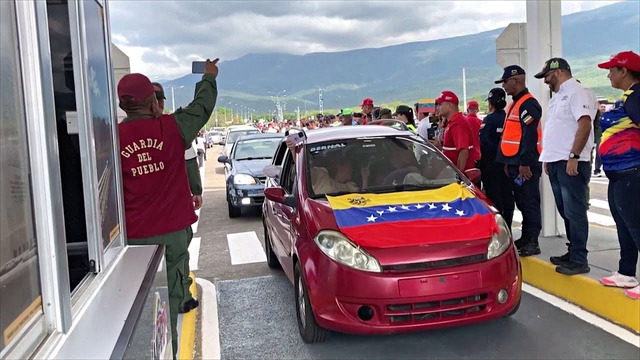 Впервые за годы частные автомобили снова проезжают через колумбийско-венесуэльскую границу