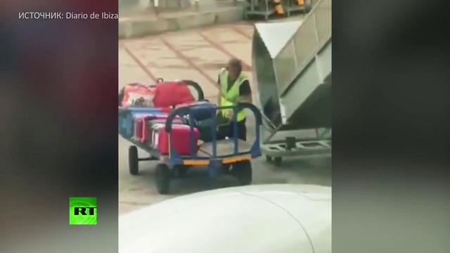 Пойман с поличным: сотрудник аэропорта Ибицы попал на видео в момент кражи