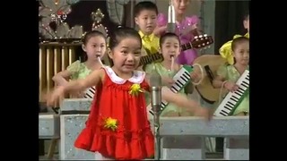 Маленькая кореянка красиво поет