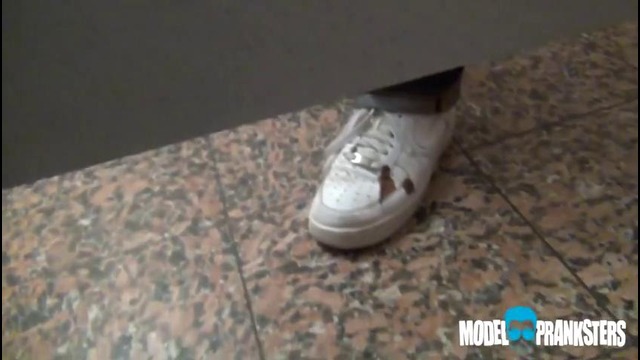 Розыгрыш с нутеллой в туалете