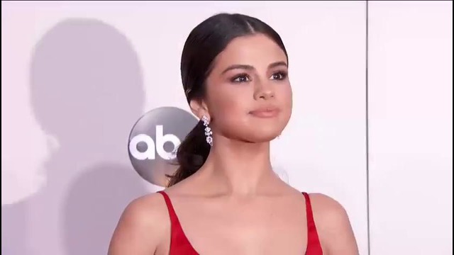 Селена Гомез в красном на ковровой дорожке «AMAs 2016»